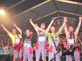 Fryske Jûn: Jitiizer, Asbest und Janna & De Sjekkiedraaiers