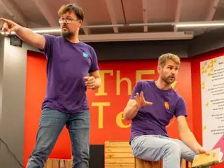 Kinderbuchwochen | Theateraufführung Sjors & Ruud bringen ein Bilderbuch zum Leben (4+)