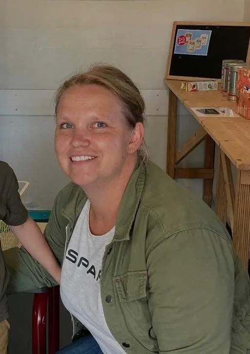 Voorleeshalfuurtje met supermarktondernemer Anne Marije. — Bibliotheek Ameland - Nes, Nes