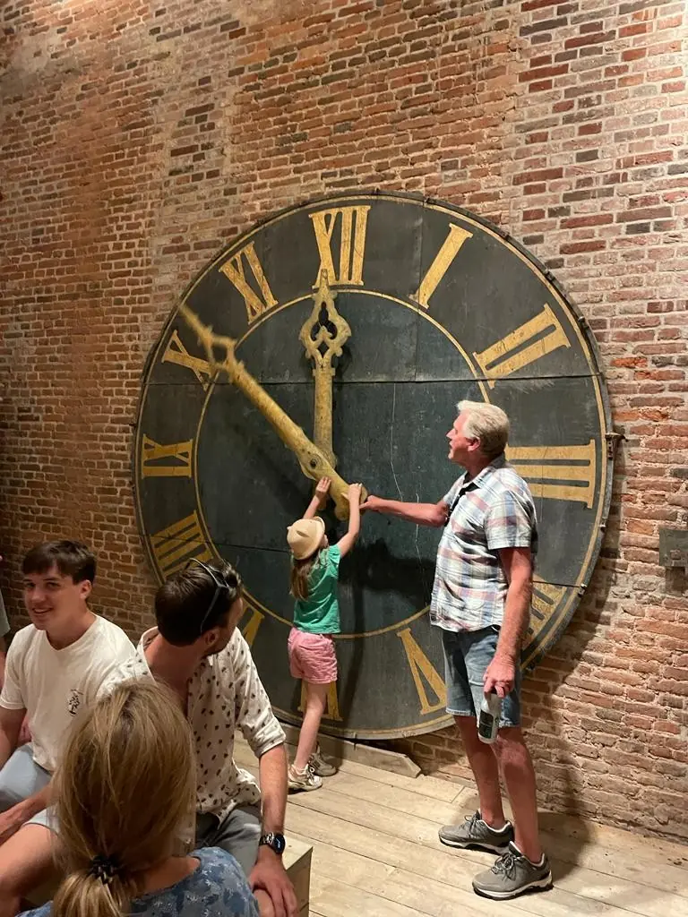 VVV: Familienklettern am St.-Johannes-Turm — Oosterhout - Ingang toren van de Basiliek, Oosterhout
