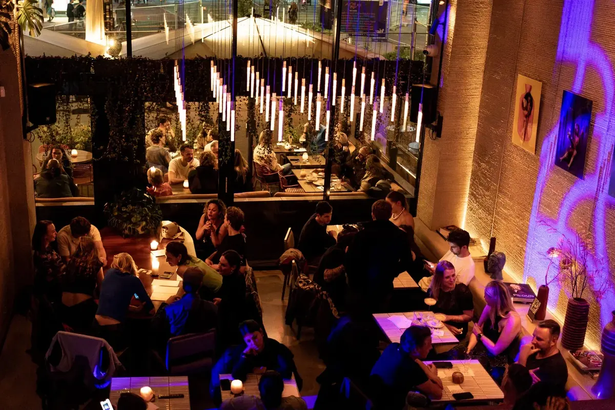 Drinks, Snacks und DJs — Van de Werf, Amsterdam