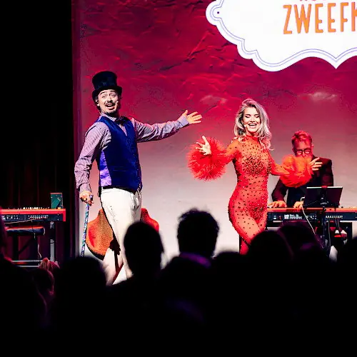Hotel Zweefkees — de Bibliotheek Winterswijk, theaterzaal Gerrit Komrij College, Winterswijk