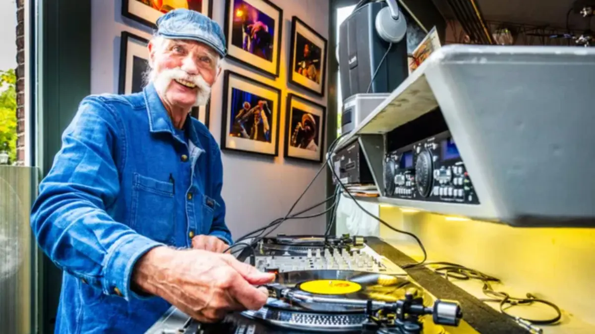 Jazzy Jan's Vinyl Café — Muziekpodium DJS, Dordrecht