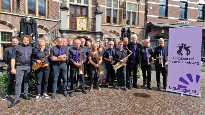 Auftritt Bigband Noord-Limburg in Thorn — Thorn Openluchttheater bereikbaar via de Hofstraat, Thorn