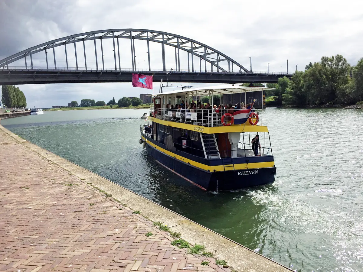 "A Bridge too Far" vom Wasser aus mit der Blauwe Bever — Vertreklocatie Oude Kerk Oosterbeek, Oosterbeek