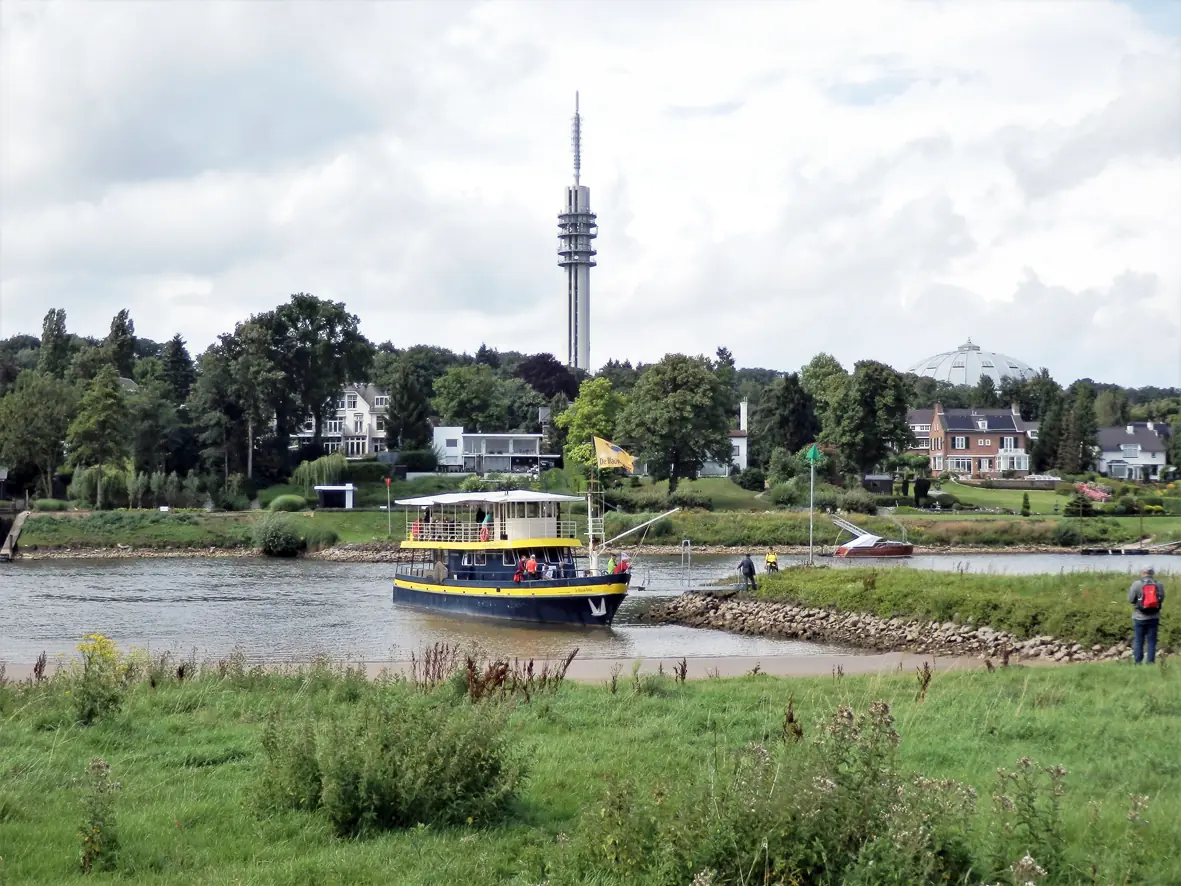Bootsfahrt mit der Blauwe Bever von Oosterbeek zur Loowaard bei Huissen — Vertreklocatie Drielse Veer Oosterbeek, Heveadorp