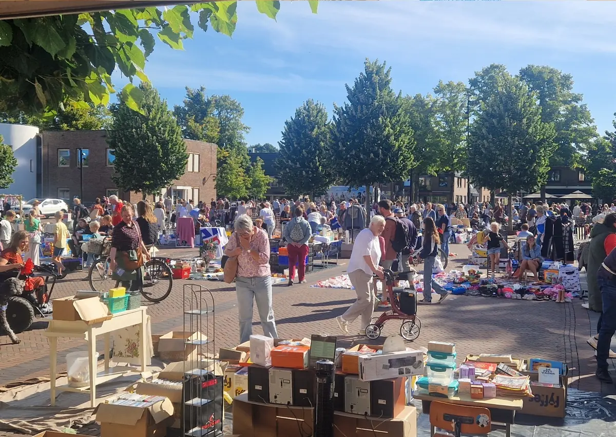 Kleidungsmarkt auf dem Kerkplein — Winkelcentrum Putten, Putten
