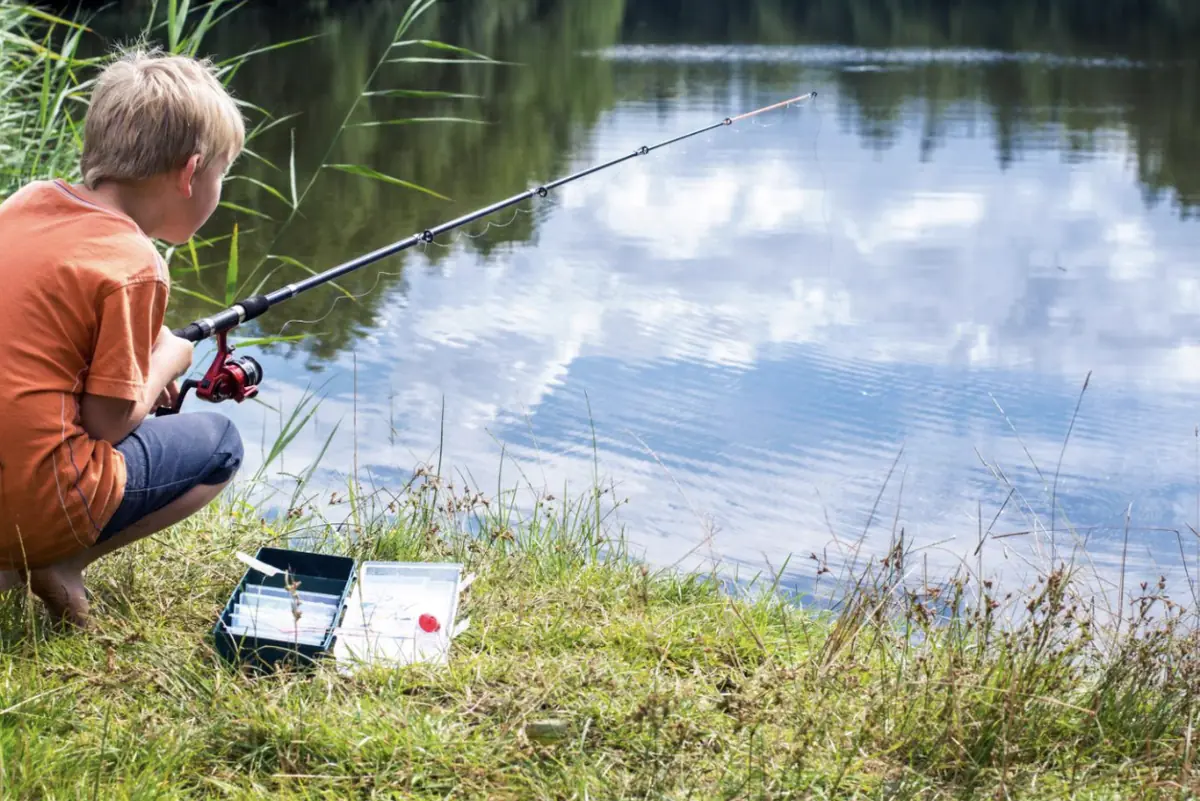 Leer vissen tijdens de ZomerVISkaravaan in Houten — Dagrecreatiegebied Rietplas, Houten