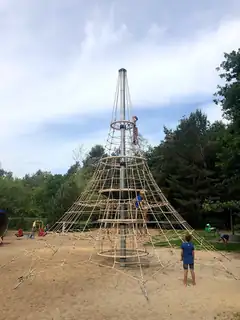 Spielen auf dem Erfgooiers-Spielplatz