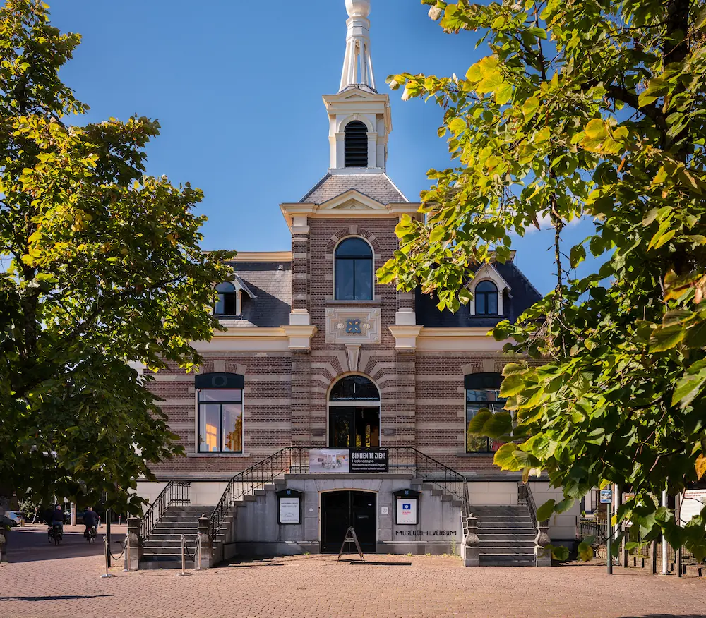 Betreten Sie das ehemalige Rathaus — Fotomuseum Hilversum, Hilversum