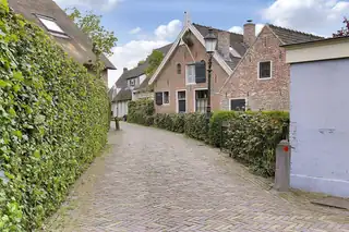 Spaziergang und Besuch des Hauses von Hansje Dol in Huizen