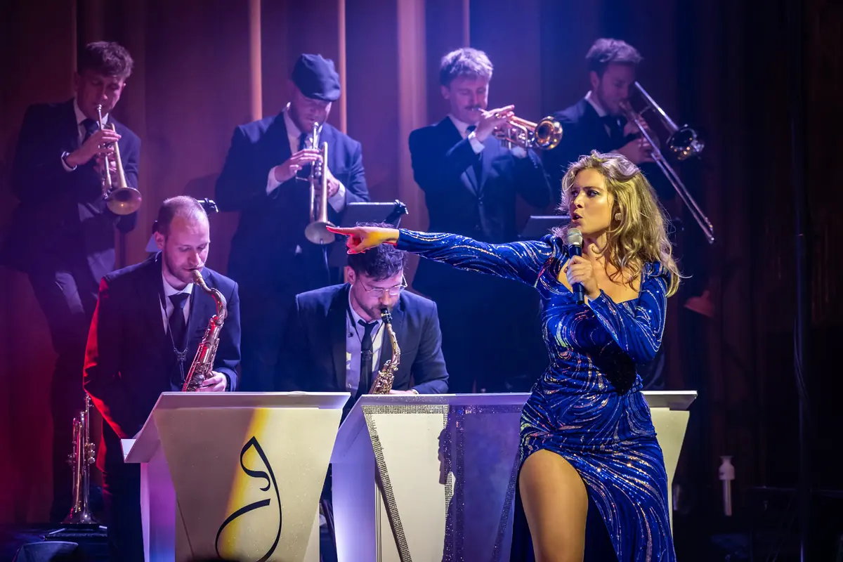 JULIE HUARD | LET'S GO HOLLYWOOD! — Theater de Speeldoos Baarn, Baarn