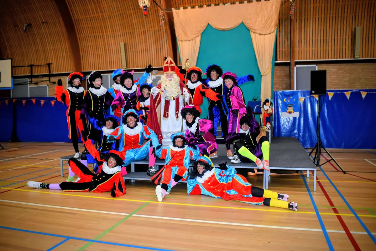 Sinterklaas und seine Pieten in der Sporthalle De Weijer in Mierlo — Sporthal De Weijer, Mierlo