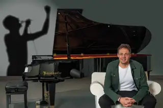 Bernd van den Bos spielt Freddie Mercury