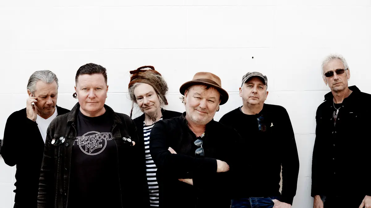 Levellers: CELEBRATING 35 YEARS OF LEVELLING THE LAND — Muziekgieterij, Maastricht