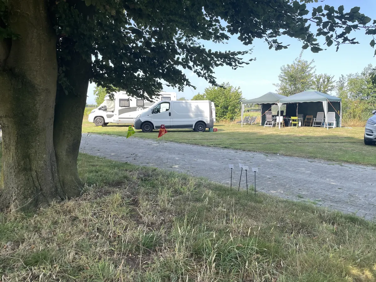 Kunstwei en minicamping — 't Ouw Ateljeeke B&B, Budel