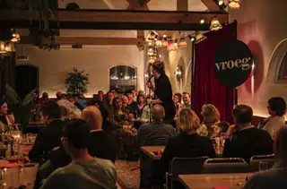 Comedy Dinner Night im Restaurant Vroeg