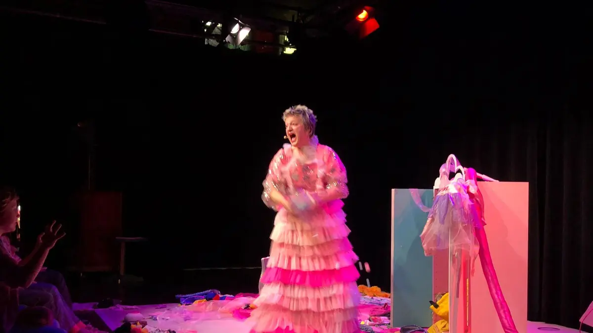 Delfin mit Beinen — Parktheater Eindhoven, Eindhoven