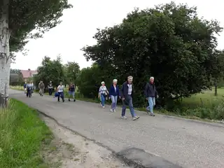 Spaziergang und Begegnung mit Menschen