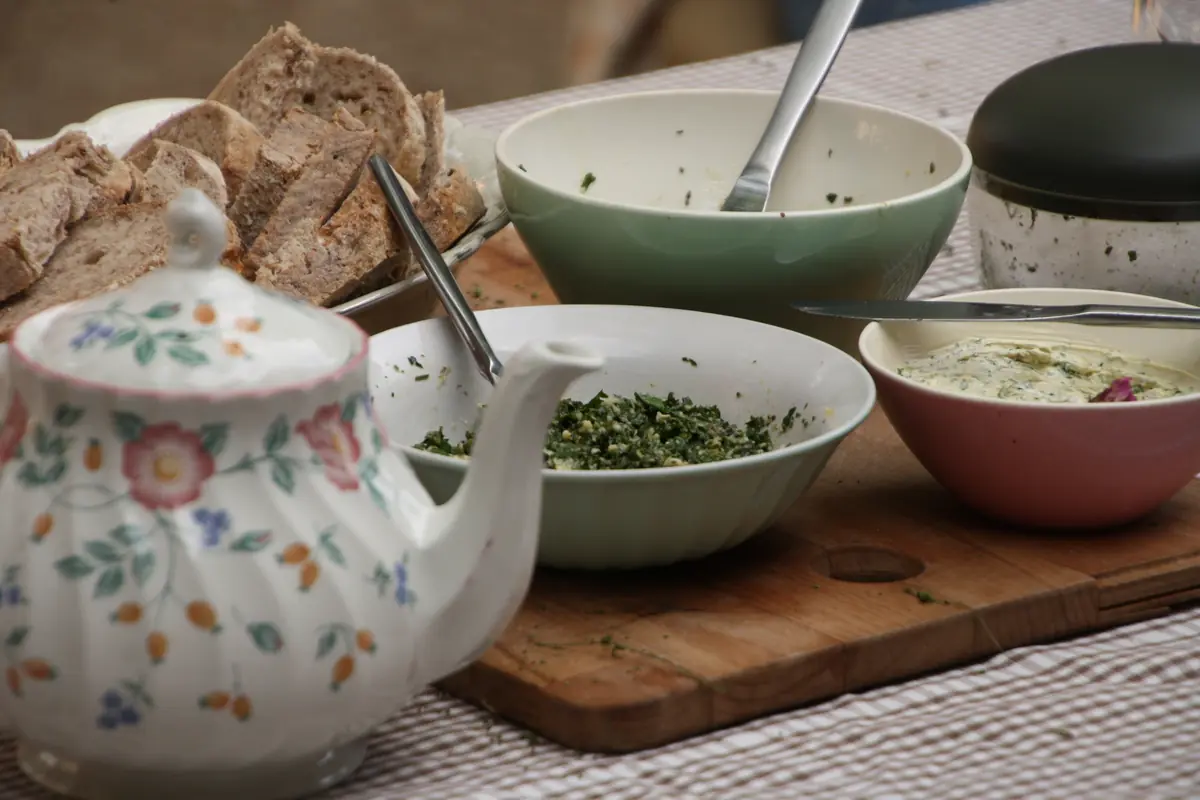 Walk | Wild Foraging Walk Pocket full of Greens — Gastgalerij Ankomm'n, Winterswijk