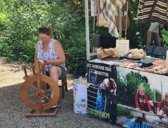 Spinning Club in the Wool Workshop, Belevenisboerderij — Belevenisboerderij Schieveen, Rotterdam