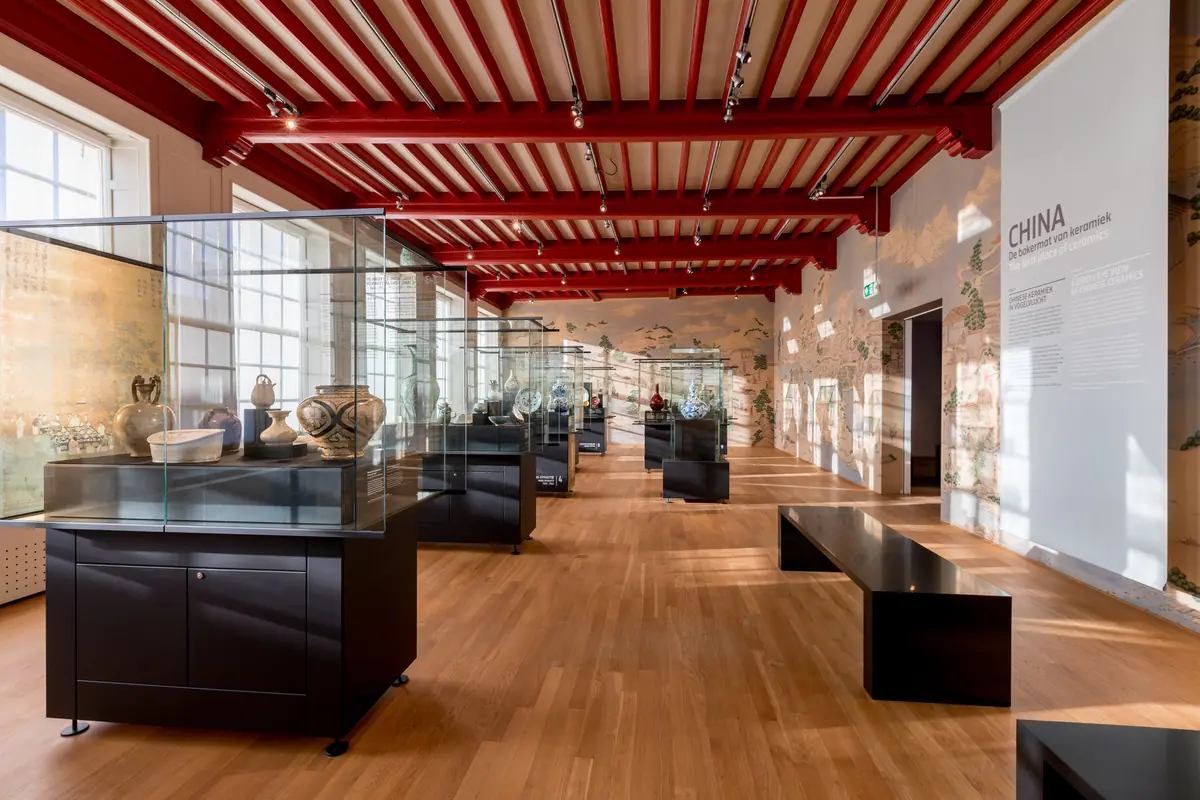 Van Oost en West — Keramiekmuseum Princessehof, Leeuwarden