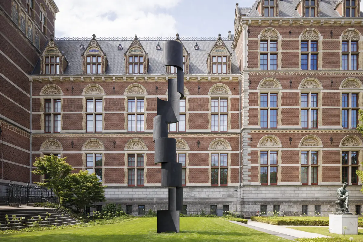 Carel Visser in de Rijksmuseumtuinen β Rijksmuseum Amsterdam, Amsterdam