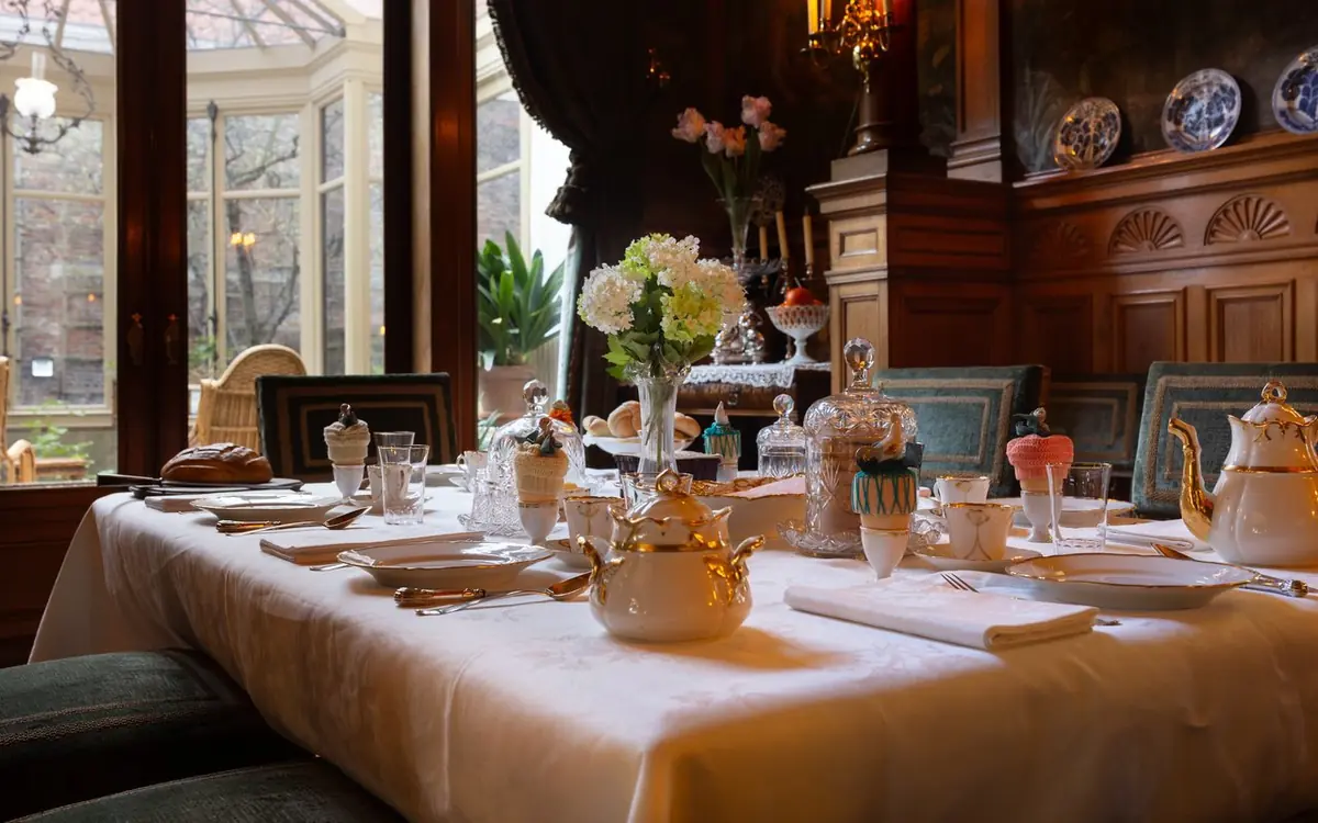 Seasonal arrangement with breakfast and guided tour — Huis Van Gijn, Dordrecht