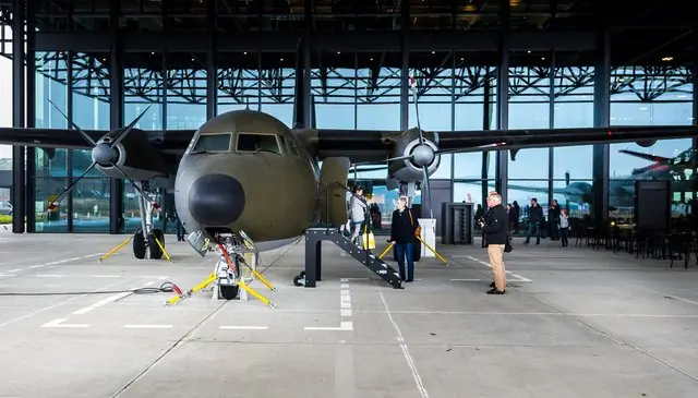 Öffnung der Fokker F-27 'Troopship' — Nationaal Militair Museum, Soest