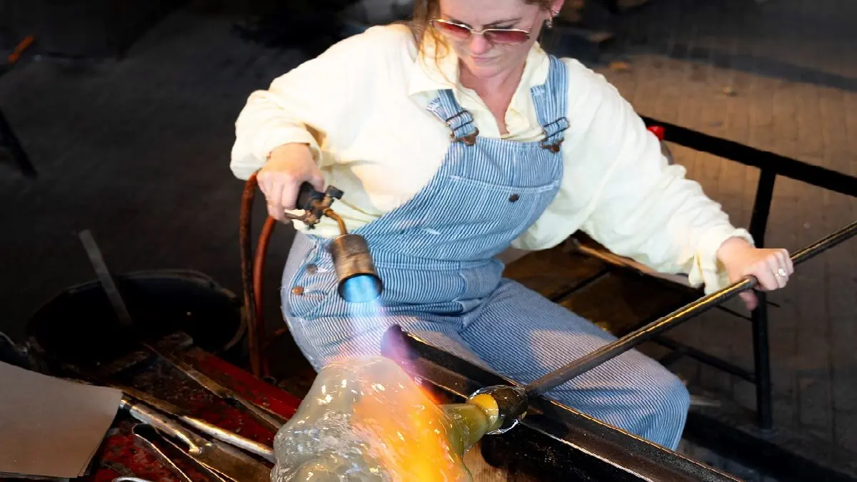 The glassblowing workshop, the beating heart of GlasLeeft! — Nationaal Glasmuseum, Leerdam