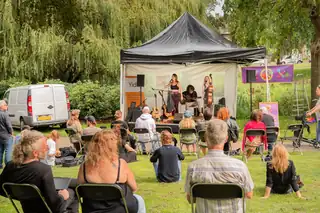 Anne Frankplantsoen transformeert tot oase van vrede tijdens vijfde editie ‘Peace in the Park’