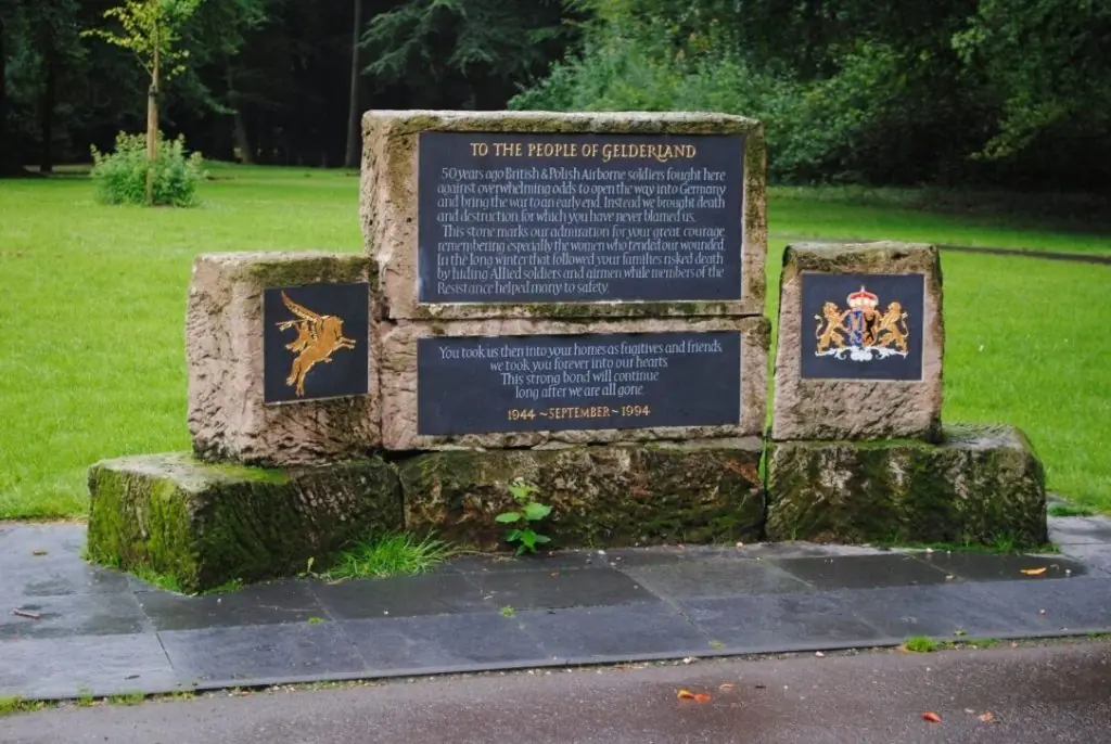Blumenniederlegung am Gelderland-Denkmal 'Stone of Friendship' — Oosterbeek