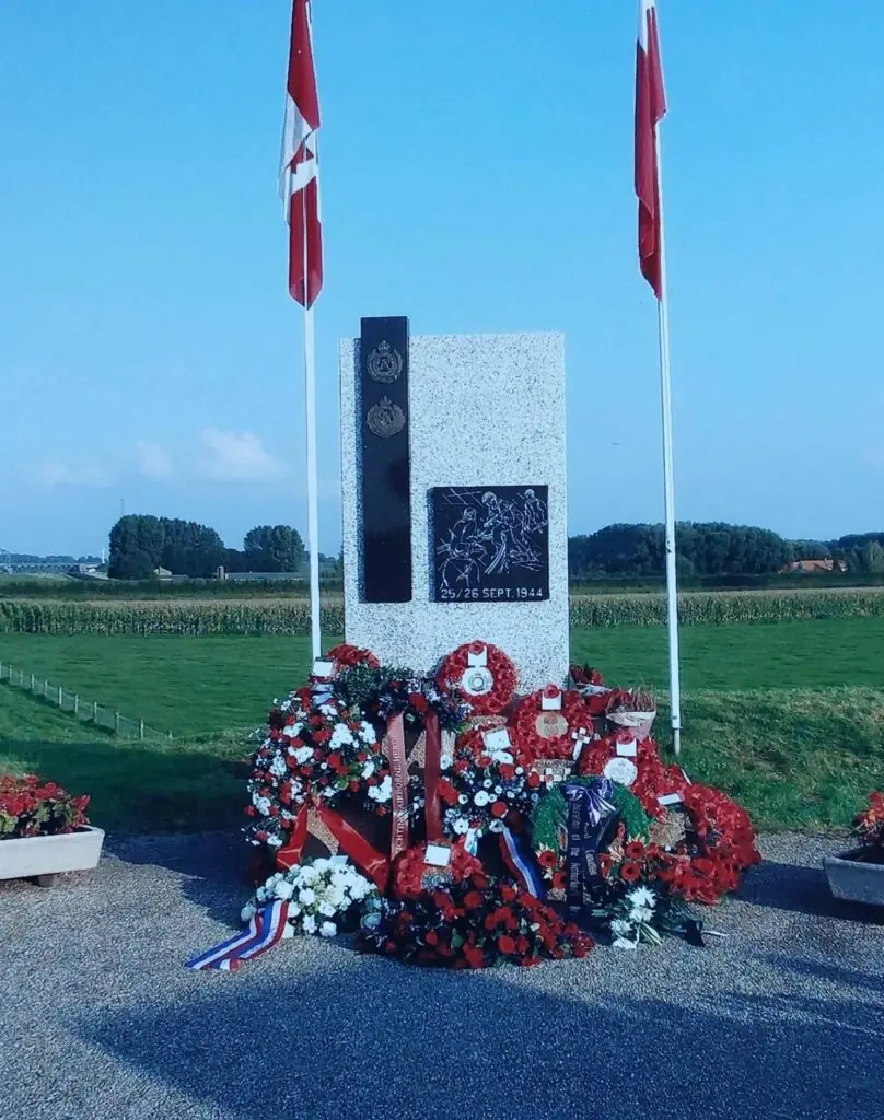 Gedenkfeier am Royal Engineers-Denkmal — Drielse Rijndijk, Driel