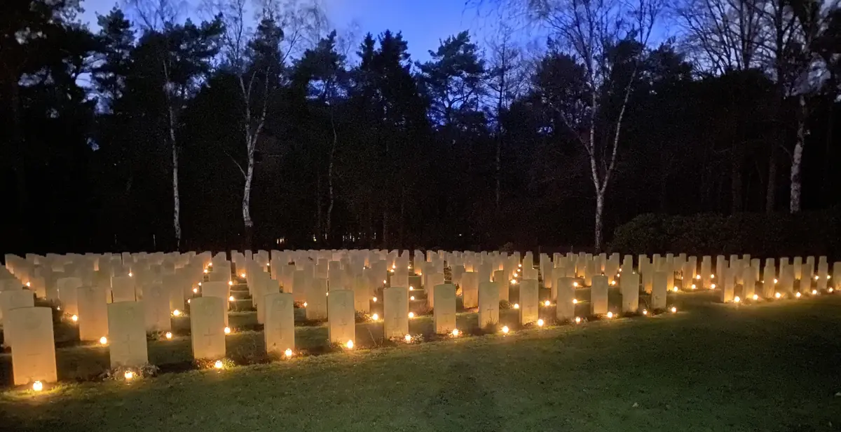 Lichter auf Kriegsgräbern — Mierlo