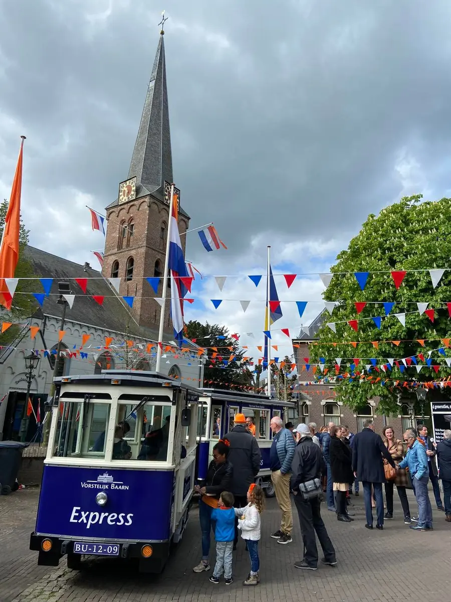 Eine Touristenbahn entlang der Perlen von Baarn — Baarn