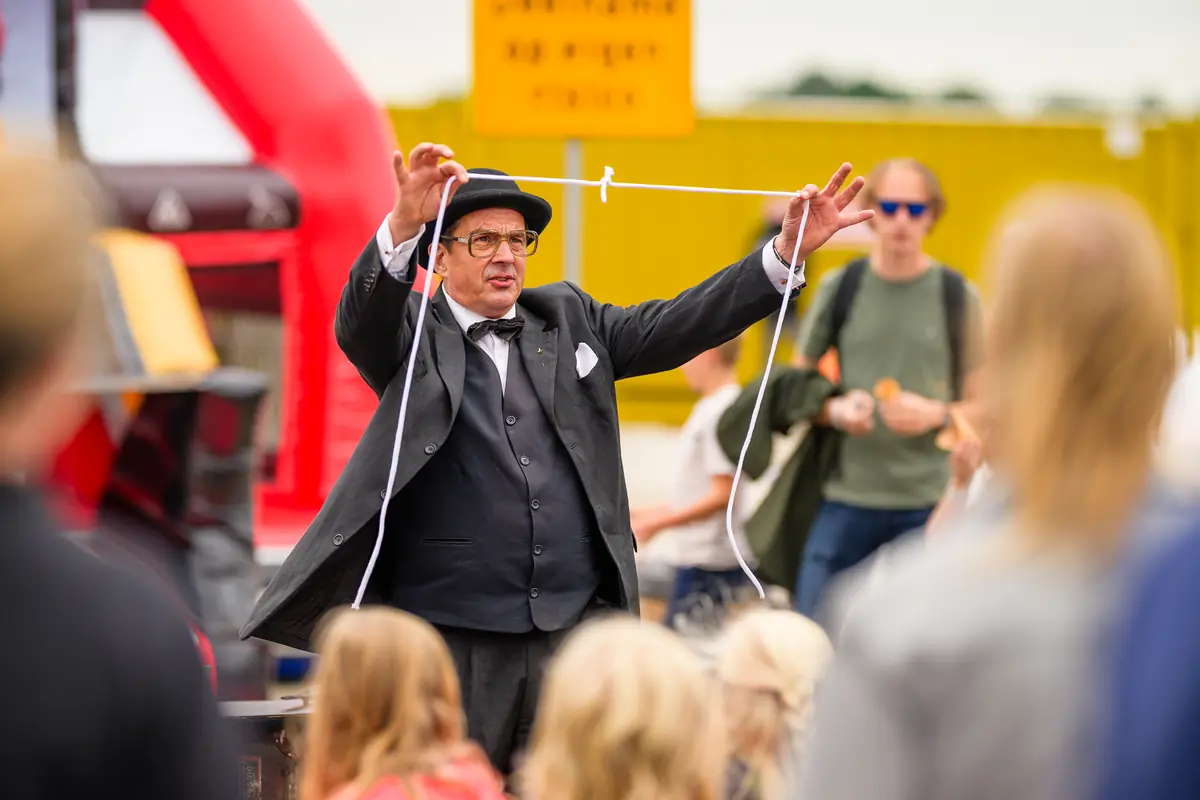Street Theatre: A Suitcase Full of Tricks — Veenendaal