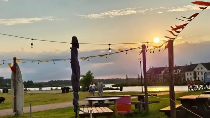 Kajakken op het Oldambtmeer & een hapje, drankje, ijsje op ons terras – Strand Zuid, Blauwestad — Blauwestad