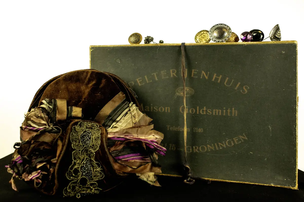 Expositie CHAPEAU! — Leens