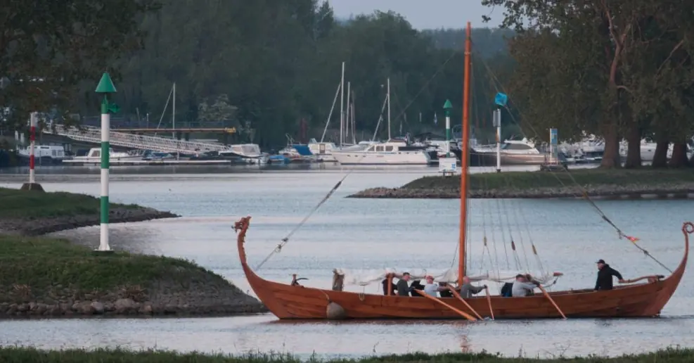 Vikingship Dorestat-1 - Rowing — Wijk bij Duurstede