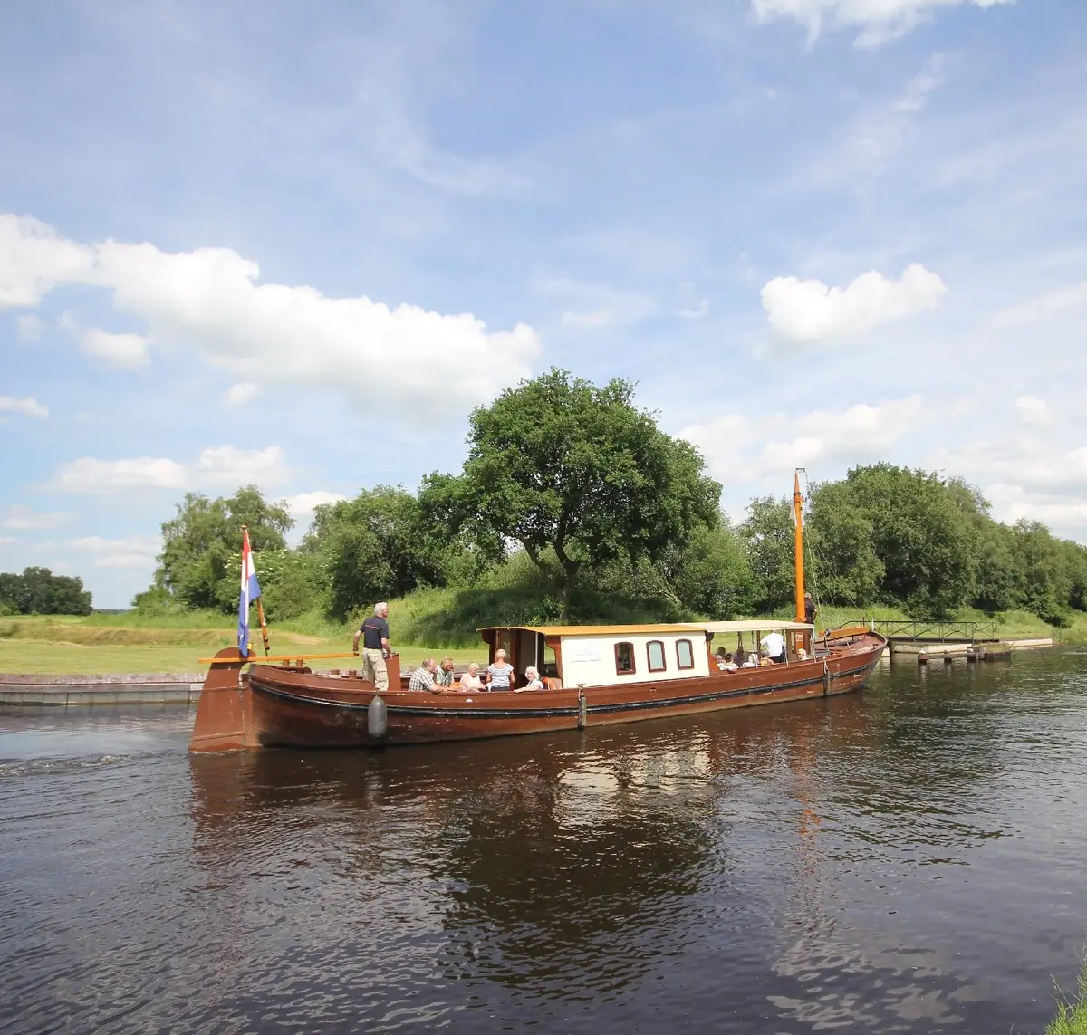 Rondvaart met de Snikke "Johannes Veldkamp" — Nieuw-Dordrecht