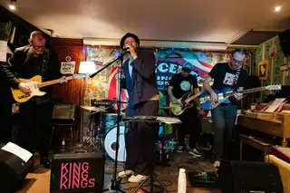 Matinee in't café met King King Kings