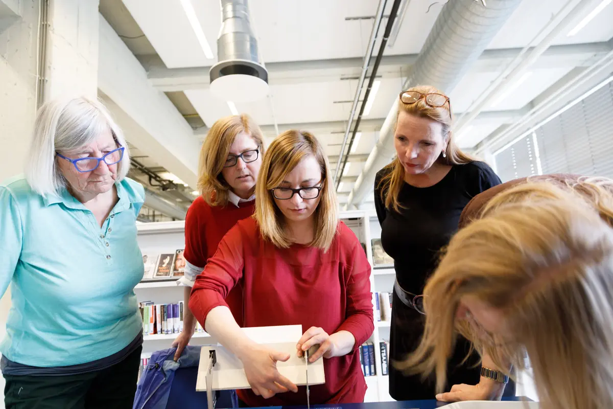 Workshop: Bookbinding / Handboekbinden — de Bibliotheek Eindhoven, Eindhoven