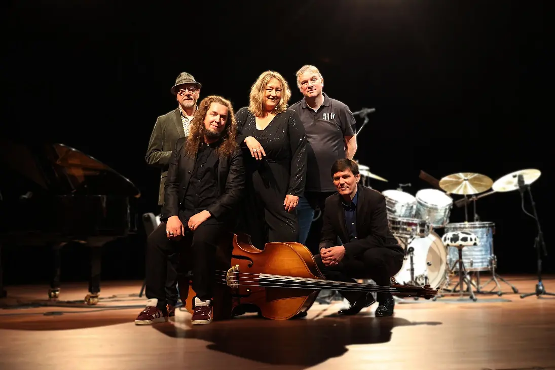 Lazy Sunday Afternoon met Velvet Smile — Openluchttheater Hoessenbosch, Berghem