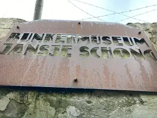 Am Tisch mit.... Bunkermuseum Jansje Schong