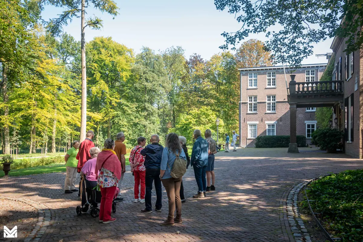 Senior autumn walk in castle park — Natuurinformatiecentrum De Paardestal, Geldrop