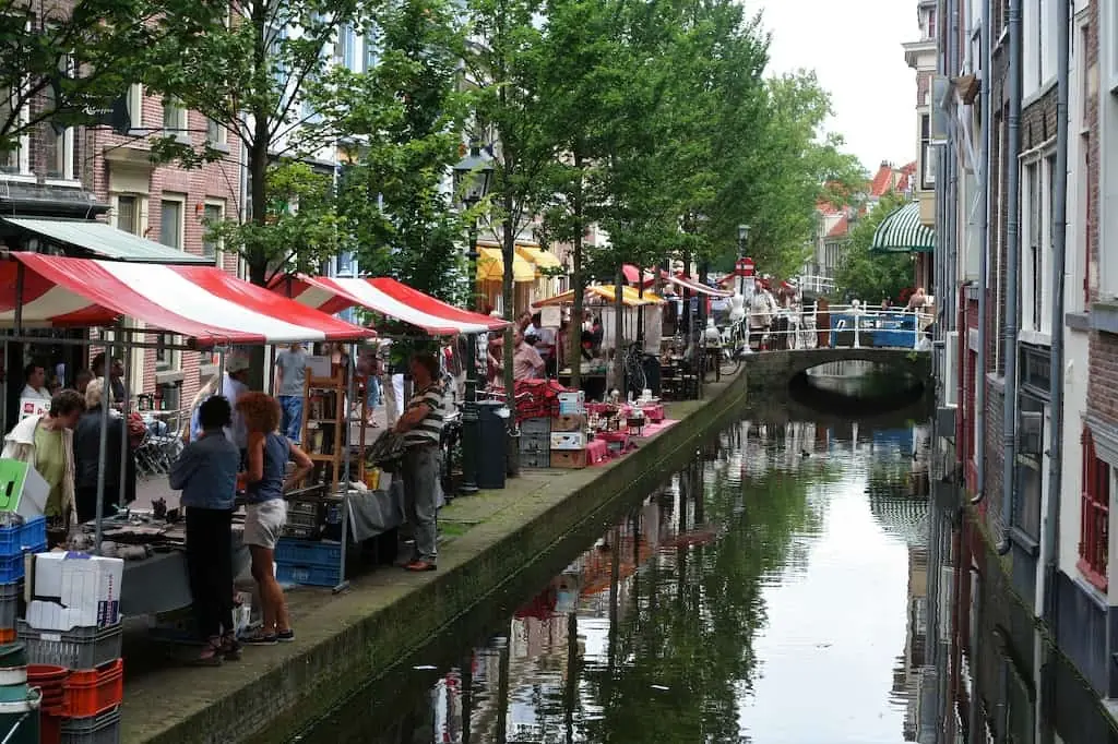 Antik- und Kuriositätenmarkt der Niederlande in Delft — Delft