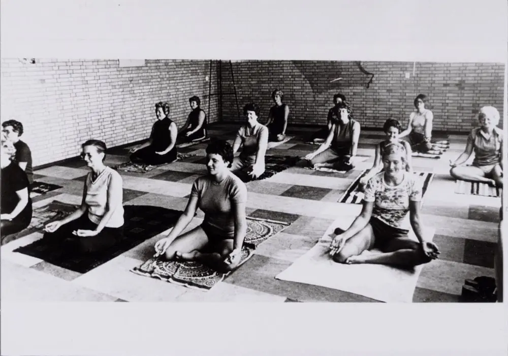 Yoga im Lesesaal des Gemeindearchivs Zaanstad — stadhuisplein 100, Zaandam
