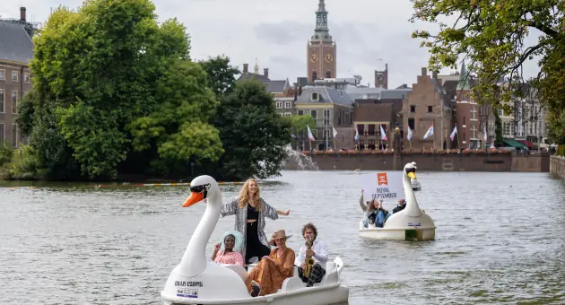Schwäne auf der Hofvijver — Hofvijver - Lange Vijverberg, Den Haag