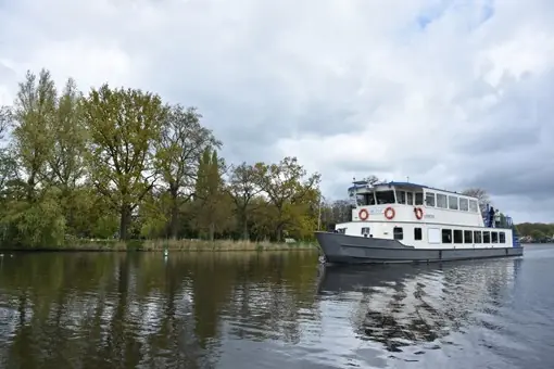Rederij Loosdrecht fährt über die Vecht und die Seen — Loosdrecht