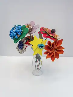 Blumen aus Leder machen während der Museumswoche